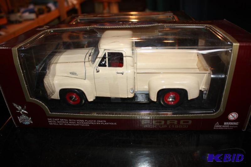 lot 187 image: Ford die-cast metal 1953 pick up 118 scale...