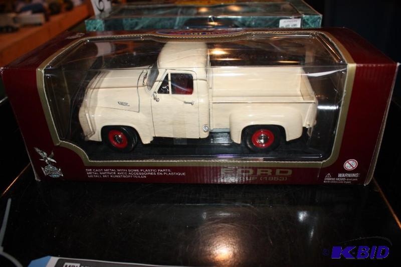 lot 195 image: Ford die-cast metal 1953 pick up truck 118 s...