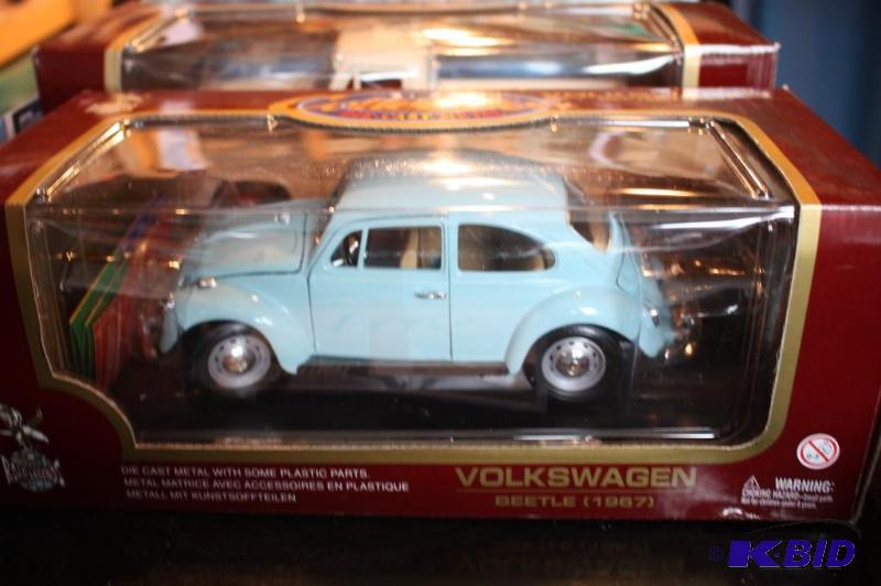 lot 196 image: Volkswagen die-cast metal 1967 beetle 118 sc...