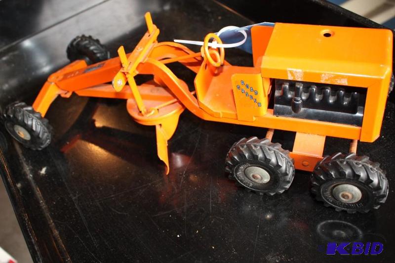 lot 2 image: Structo Toys road grader tractor...