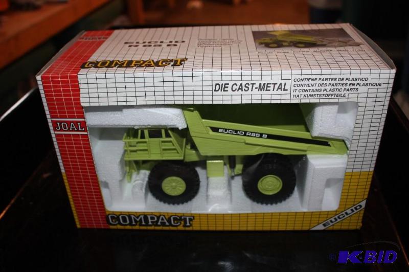 lot 201 image: Compact euclid R 85 B dump truck...