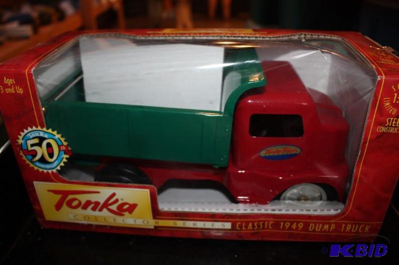 lot 202 image: Tonka Collector Series classic 1949 dump truc...