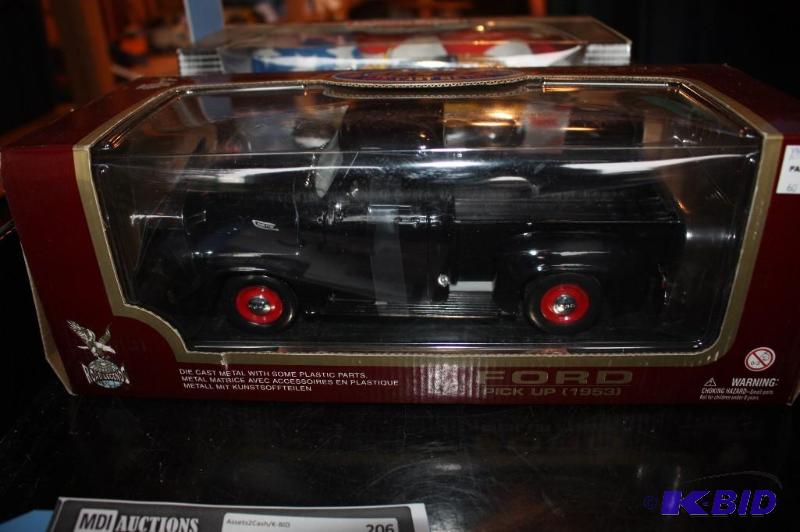 lot 206 image: Ford die-cast metal 1953 pick up 118 scale...