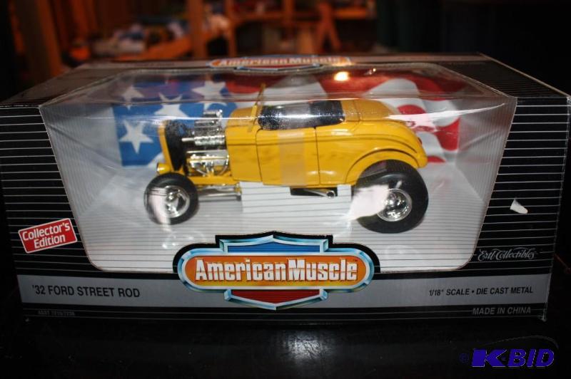 lot 207 image: American Muscle 32 Ford street rod 118 scal...