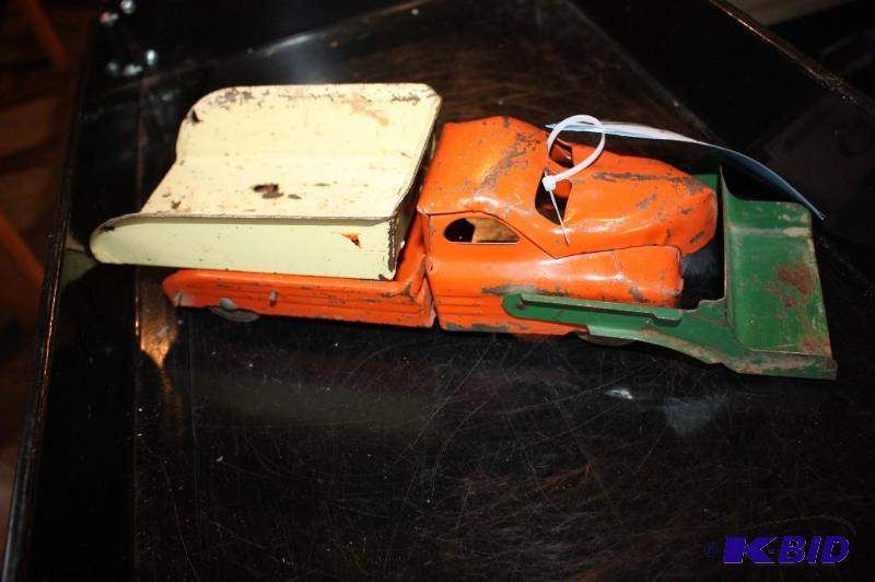 lot 216 image: A vintage metal toy truck with movable bucket...