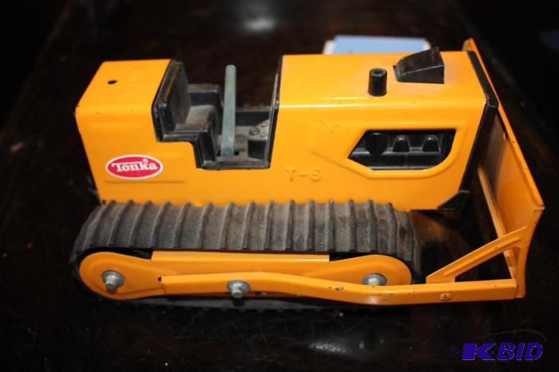 lot 220 image: Tonka T-6 tractor toy...