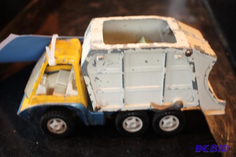 lot 221 image: Hubley&nbsptoy truck...