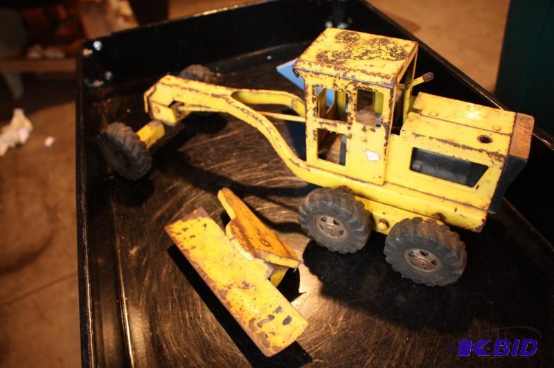 lot 225 image: A vintage metal toy tractor...