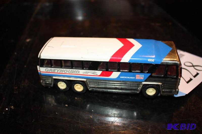 lot 228 image: Greyhound 4950 americruiser toy bus...