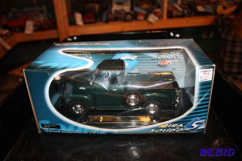 lot 237 image: Chevrolet die-cast metal pick up 118 scale...