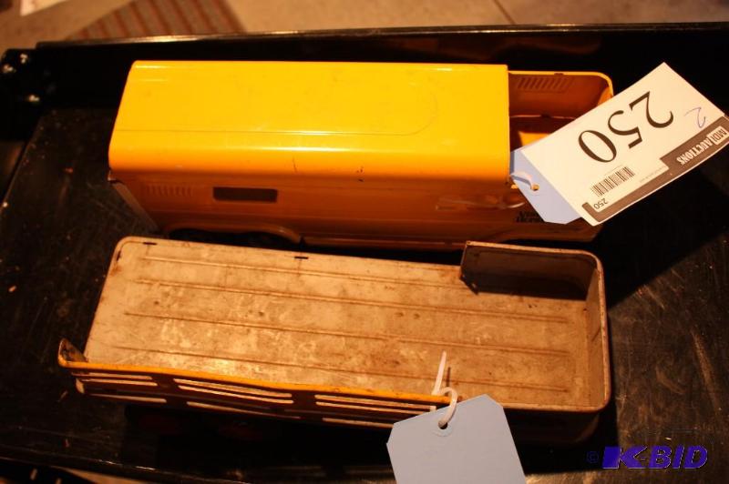 lot 250 image: Lot of (2) items including a vista dome horse...