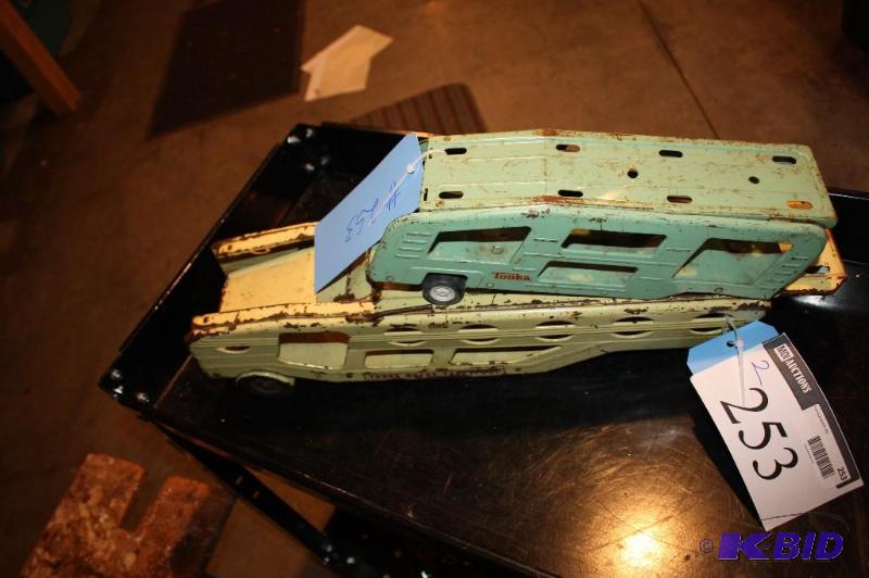 lot 253 image: Lot of (2) items including a Tonka toy traile...