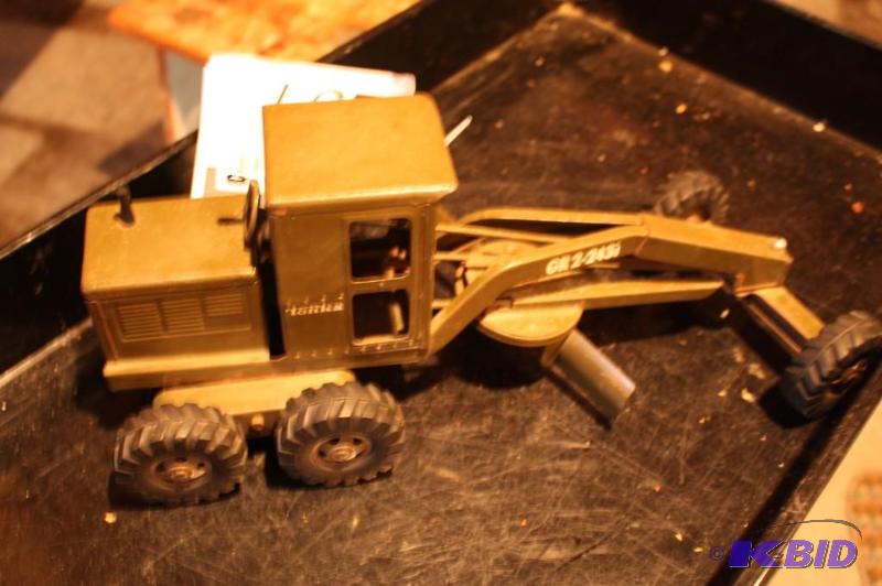 lot 257 image: Tonka GR 2-2431 tractor toy...