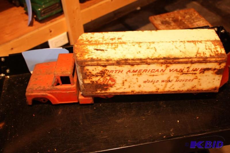 lot 258 image: Vintage metal North American Van Lines semi t...