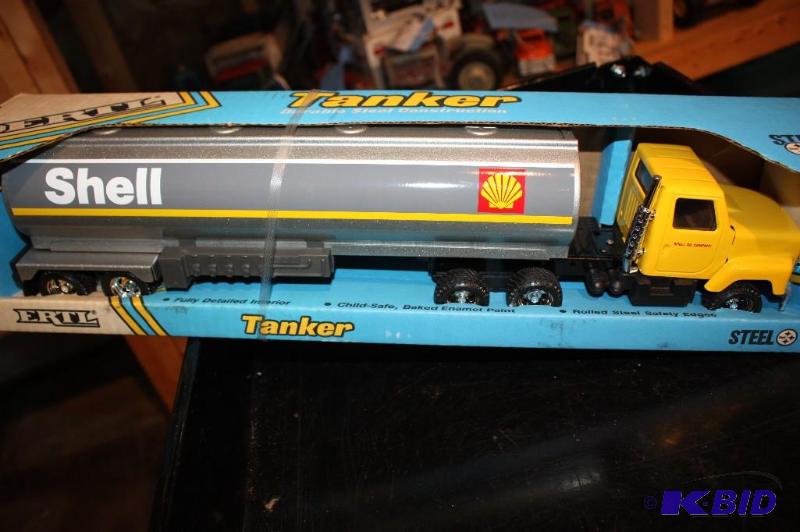 lot 264 image: Shell semi tanker toy...