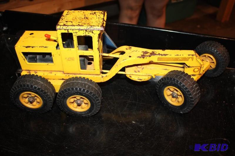 lot 279 image: Vintage metal toy tractor...