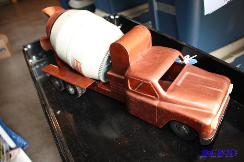 lot 3 image: Structo&nbspready mix concrete truck...
