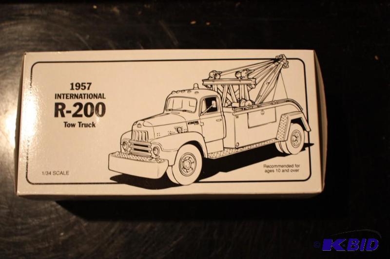 lot 317 image: 1957 International R-200 tow truck 134 scale...