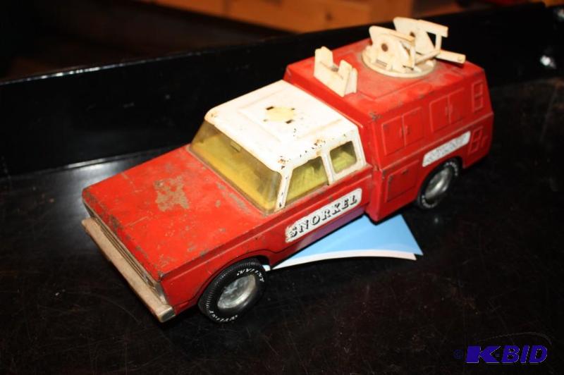 lot 324 image: Vintage snorkel toy truck...