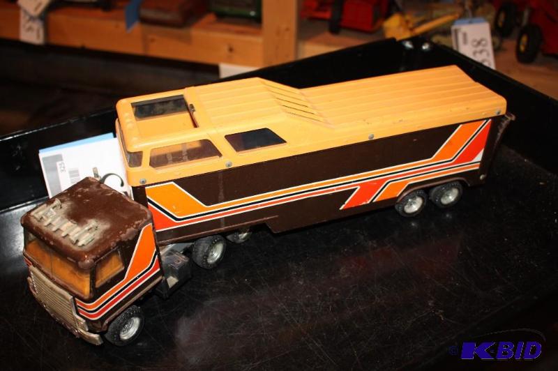 lot 325 image: Vintage semi truck toy with trailer and movab...