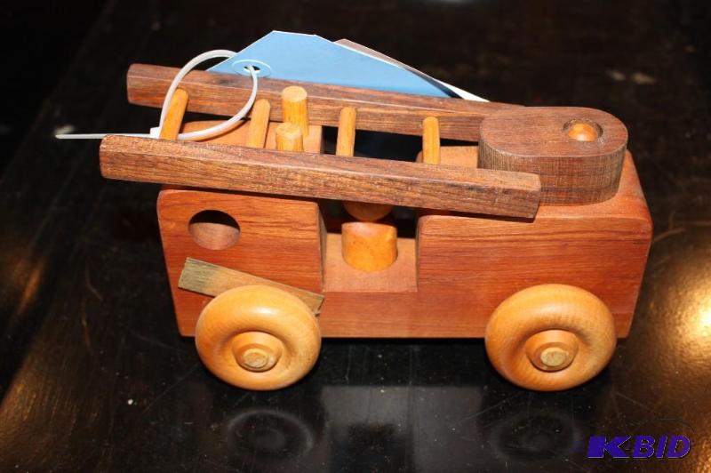 lot 33 image: A wooden toy truck with a moveable ladder...