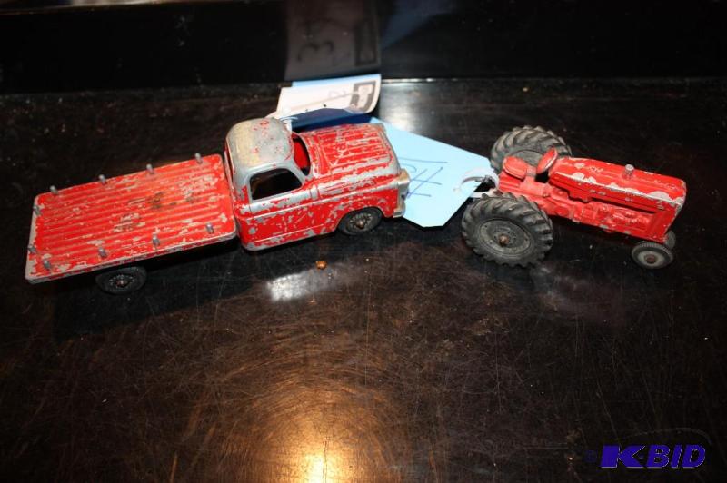 lot 340 image: Lot of (2) items including a vintage metal to...