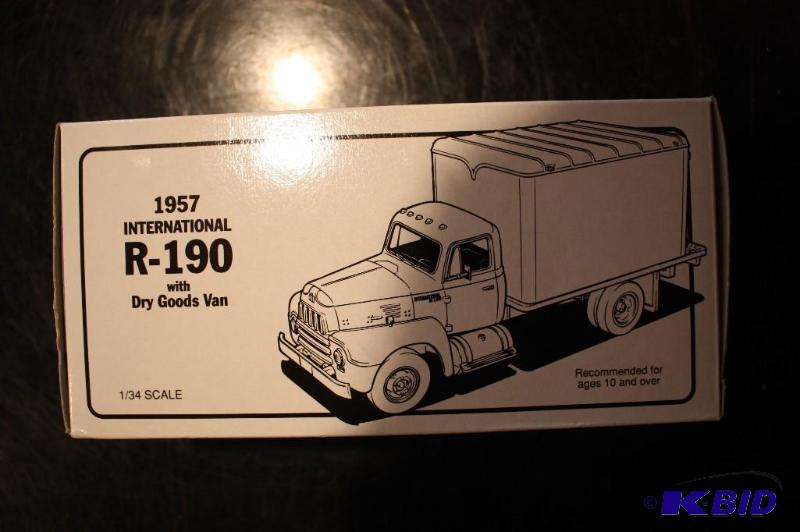 lot 342 image: Precision collectible 1957 International die-...