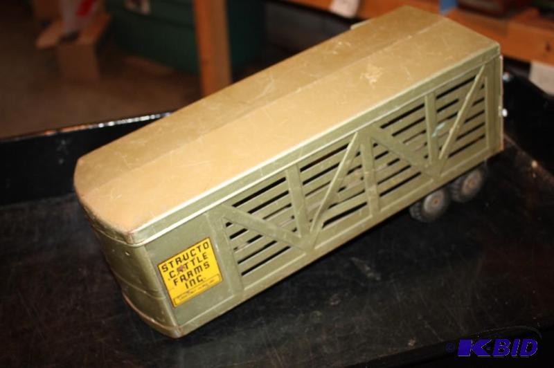 lot 379 image: Structo cattle farms toy trailer...