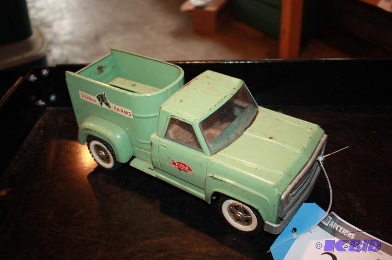 lot 381 image: Tonka farms metal toy truck...