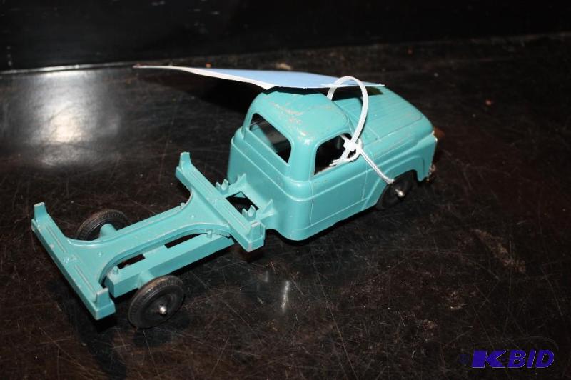 lot 383 image: Vintage metal toy truck...