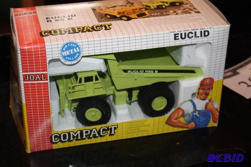 lot 386 image: Compact euclid&nbspR 85 B dump truck ...