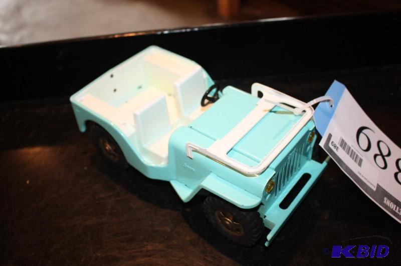 lot 389 image: Vintage toy Tonka jeep...