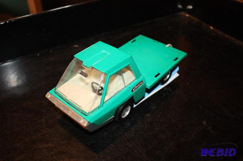 lot 390 image: Vintage Structo&nbsptoy truck...