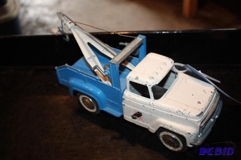 lot 406 image: Vintage metal toy tow truck...