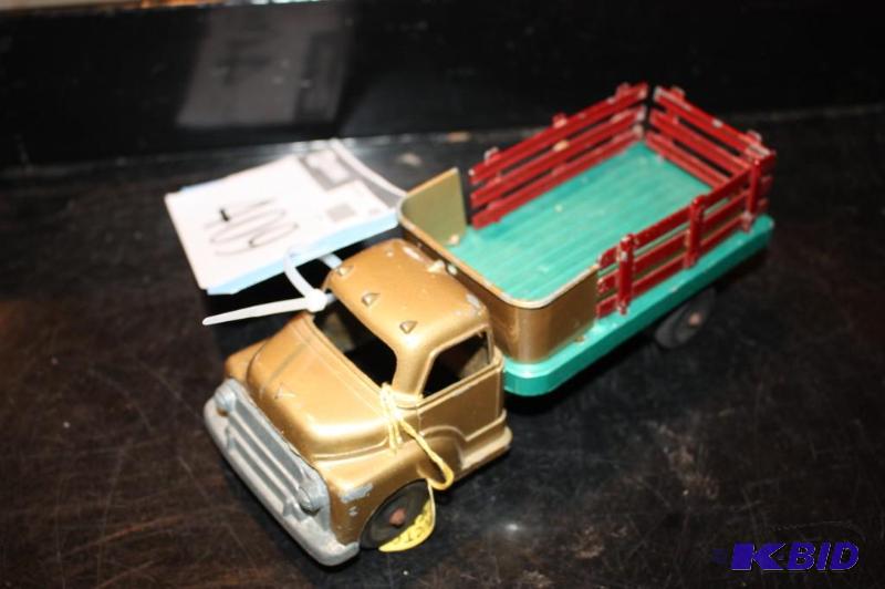 lot 409 image: Vintage toy truck with removable railings...