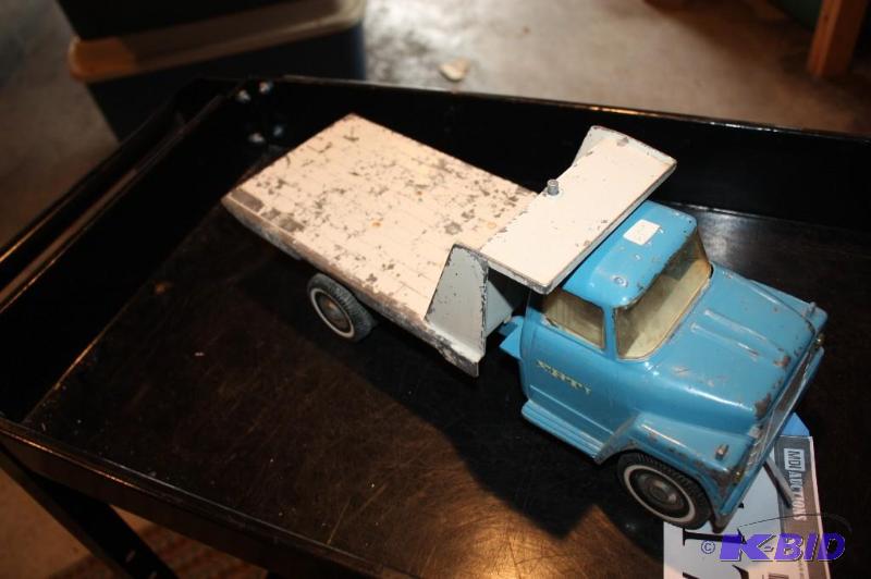 lot 417 image: Vintage Ertl metal toy truck...