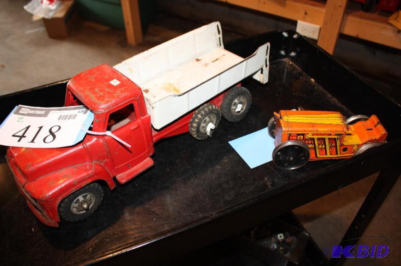 lot 418 image: Lot of (2) items including a vintage metal to...