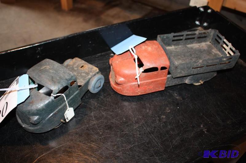 lot 420 image: Lot of (2) items including a vintage metal to...