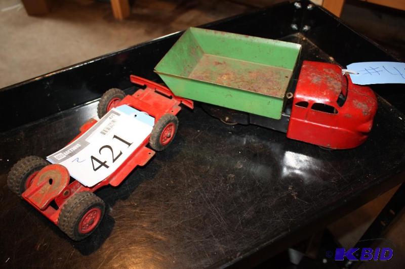 lot 421 image: Lot of (2) items including a vintage metal to...