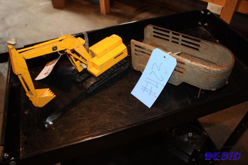 lot 423 image: Lot of (2) items including a John Deere excav...