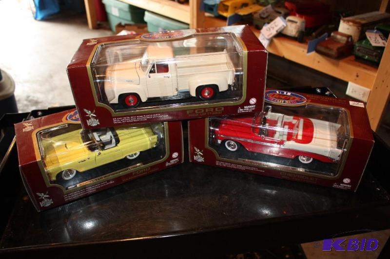lot 427 image: Lot of (3) items including a 1955 Ford thunde...