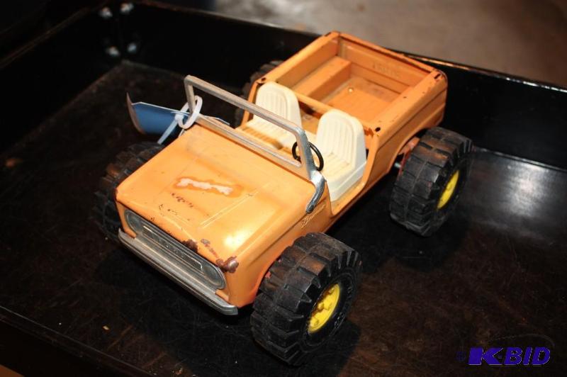 lot 435 image: Vintage metal toy truck...