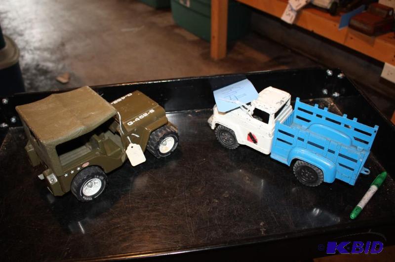 lot 439 image: Lot of (2) items including a Tonka G-452-8 je...