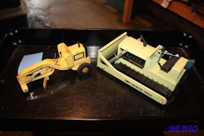 lot 440 image: Lot of (2) items including a Structo construc...