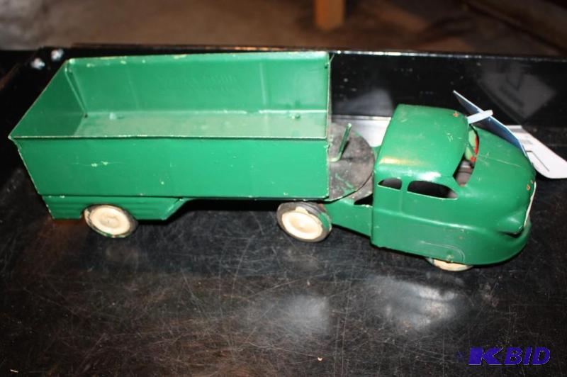 lot 447 image: Vintage green metal toy truck with movable pa...