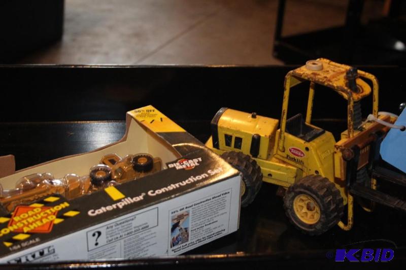 lot 462 image: Lot of (2) items including a Caterpillar cons...