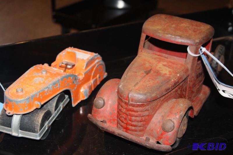 lot 467 image: Lot of (2) items including a vintage metal to...
