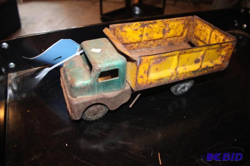 lot 473 image: Vintage metal toy truck...
