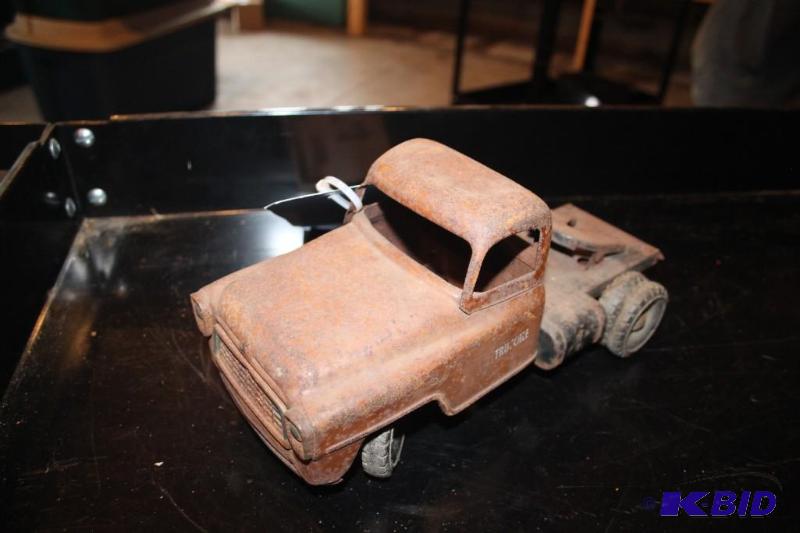 lot 474 image: Vintage metal toy truck...