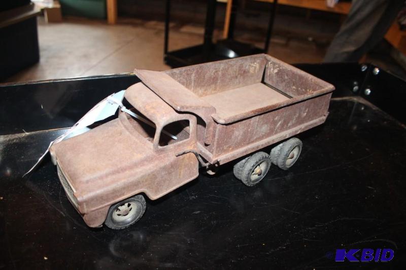 lot 475 image: Vintage metal toy truck with movable parts...